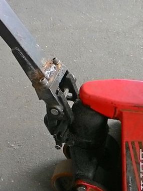 Крепление рукоятки обычной тележки Крепление рукоятки обычной тележки