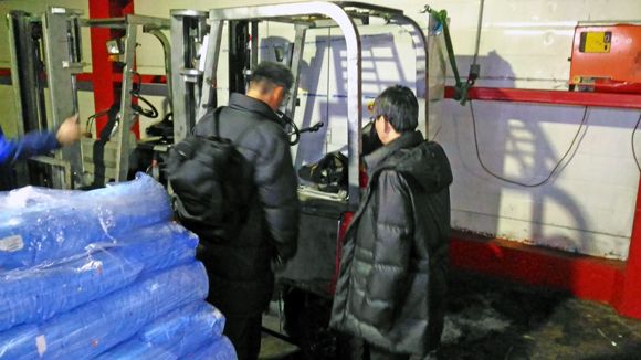 Представители Mitsubisi Nichiyu на складе клиента Представители Mitsubisi Nichiyu на складе клиента