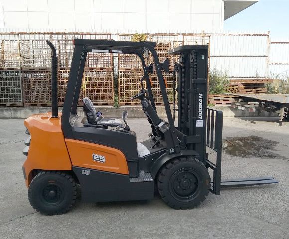 Дизельный погрузчик Doosan D25NXP Дизельный погрузчик Doosan D25NXP