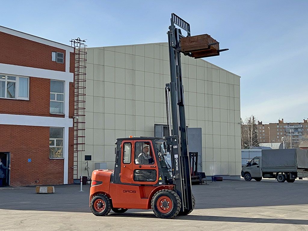 diesel_forklift_gros_LG50DT_compact diesel_forklift_gros_LG50DT_compact_operator3.jpg